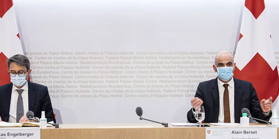 Bundesrat Alain Berset, rechts, und Lukas Engelberger, Präsident der Konferenz der kantonalen Gesundheitsdirektorinnen und -direktoren (GDK) (Archivbild)