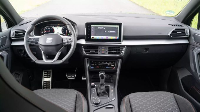 Im Interieur zeigt der Tarraco noch deutlich, dass er schon einer älteren Fahrzeuggeneration angehört 2021 Seat Tarraco eHybrid