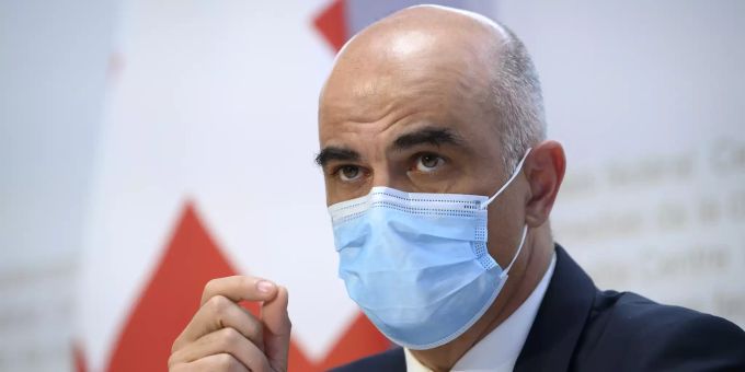 Bundesrat Alain Berset spricht während einer Medienkonferenz über die neusten Entscheide des Bundesrates zur Coronavirus-Pandemie, am Mittwoch, 23. Juni 2021, in Bern. Alain berset