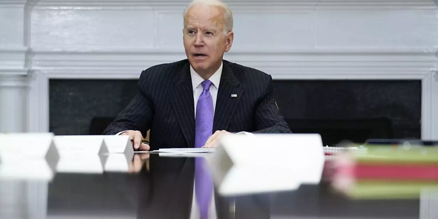 Joe Biden, Präsident der USA, spricht im Roosevelt-Raum des Weissen Hauses. Foto: Evan Vucci/AP/dpa