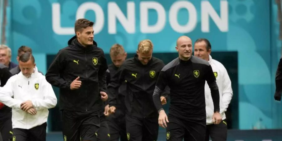 Die Tschechen um Stürmer Patrik Schick (l) bereiten sich auf das Spiel gegen England vor. Foto: Frank Augstein/AP/dpa