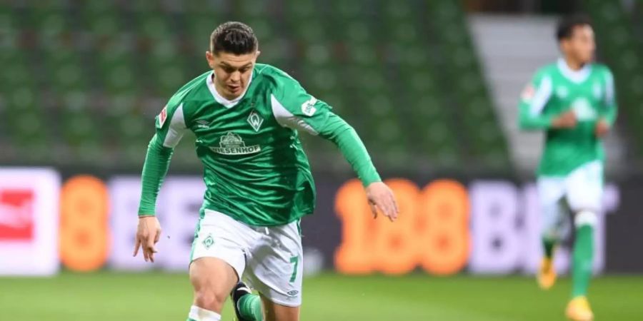 Werders Milot Rashica führt im Tempodribbling den Ball. Foto: Carmen Jaspersen/dpa