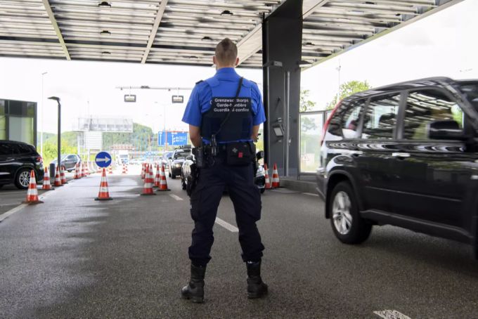 Ist die Grenze passiert, gibt es oft keine Geschwindigkeitsbegrenzungen mehr. autoposer grenze schweiz