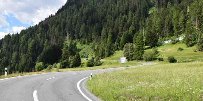 Bezüglich der genauen Örtlichkeit und dem Ablauf des Überholmanövers stimmen die Aussagen der beteiligten Fahrzeuglenker nicht überein. Überholmanöver