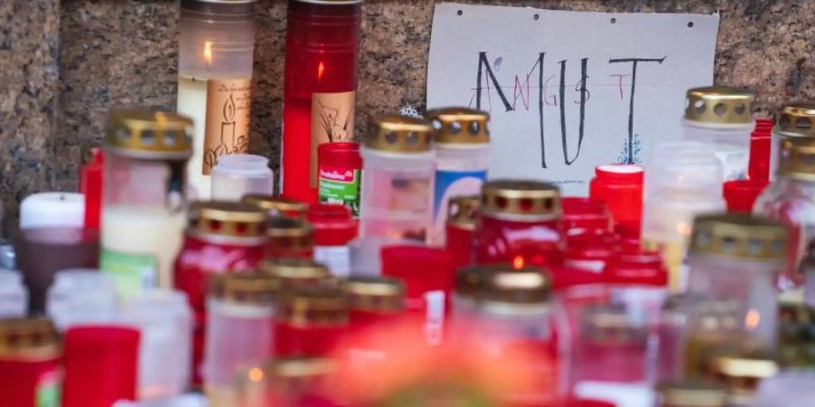 Trauerkerzen vor dem Kaufhaus in Würzburg, in dem ein Mann Menschen mit einem Messer attackiert hatte. Foto: Nicolas Armer/dpa