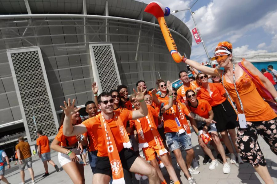 Anhänger der «Oranje» vor der Puskas Arena in Budapest.