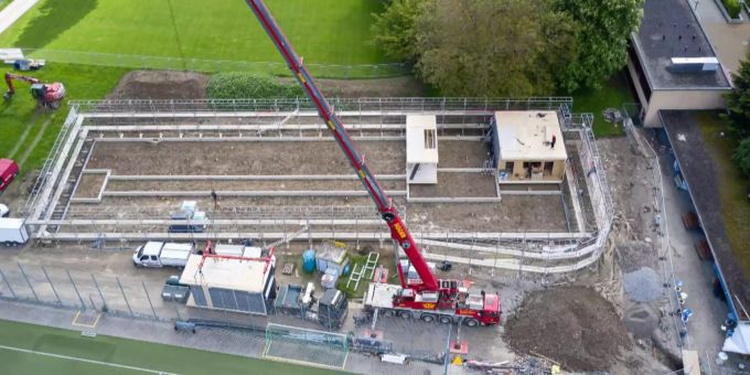 Neues Garderobengebäude mit einer Drohne aufgenommen. Stadt Schlieren
