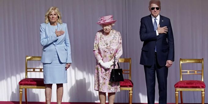 Jill Biden, die Queen und Joe Biden (von links) auf Schloss Windsor. queen elizabeth