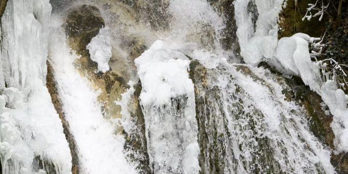 Ein Wasserfall. (Symbolbild) Wasserfall Italien