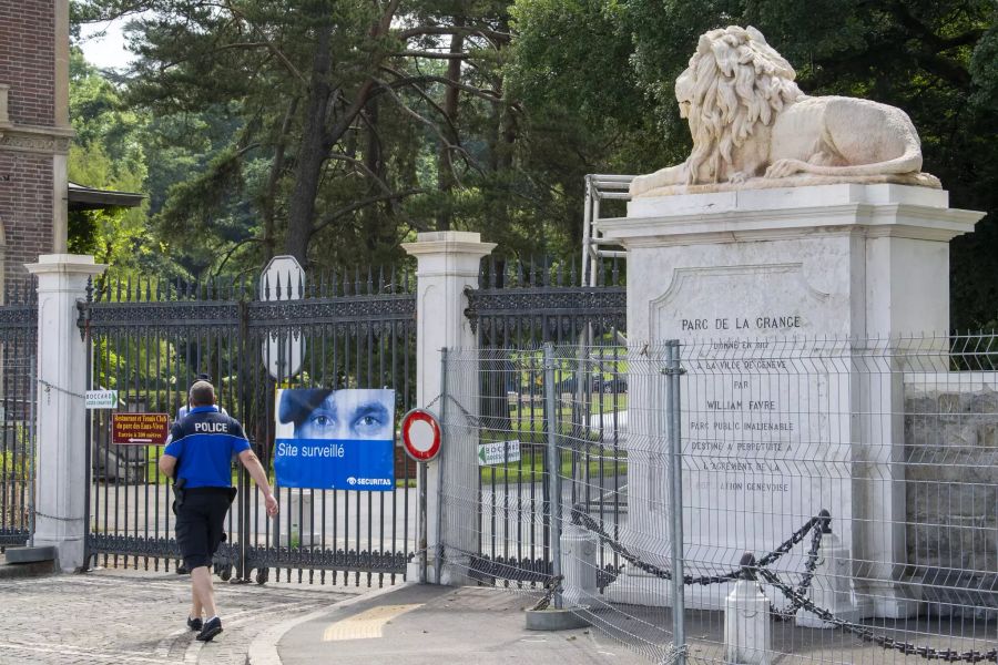 Ein Polizist kommt vor einem der Eingänge zum Parc La Grange der  "Villa La Grange" bei den Eaux-Vives an.