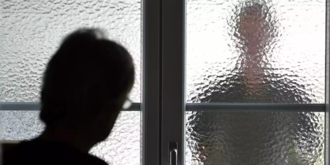 Vorentwurf - RK-N schickt Stalking-Straftatbestand in Vernehmlassung