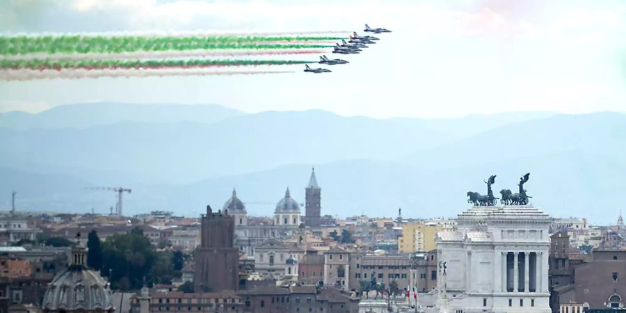 Die Kunstflugstaffel «Frecce Tricolori» fliegt am Nationalfeiertag über die Stadt. Foto: Roberto Monaldo/LaPresse via ZUMA Press/dpa Foto: Roberto Monaldo/LaPresse via ZUMA Press/dpa
