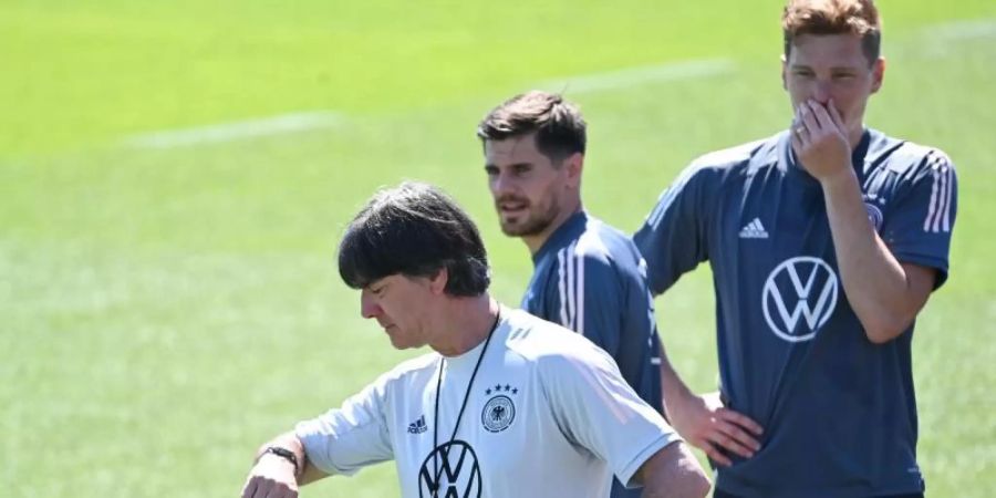 Bundestrainer Joachim Löw (l) hat nicht viel Zeit, um die richtigen Weichen für das zweite Gruppenspiel gegen Portugal zu stellen. Foto: Federico Gambarini/dpa