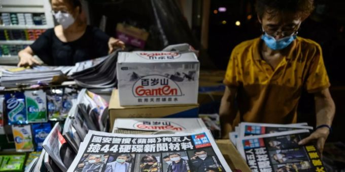 Hongkonger Zeitung «Apple Daily» erhöht Auflage nach Polizei-Razzia deutlich Hongkonger Zeitung «Apple Daily» erhöht Auflage nach Polizei-Razzia deutlich