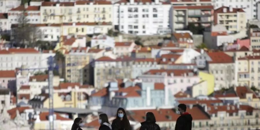 Reisen in und aus dem Grossraum Lissabon sollen an den kommenden Wochenenden verboten werden. Foto: Armando Franca/AP/dpa