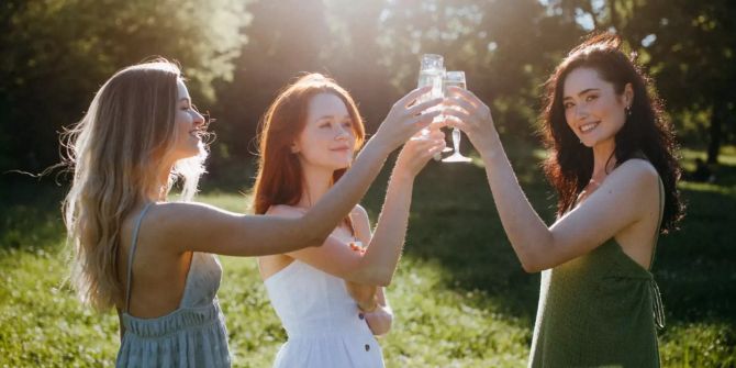 Drei Frauen stossen an