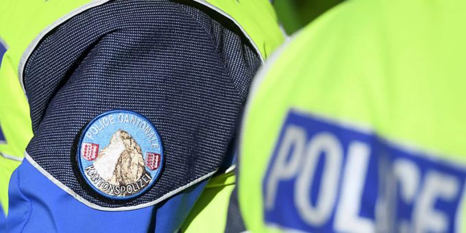 Die Walliser Kantonspolizei ist am Sonntagmorgen zu einem Mountainbike-Unfall in Savièse VS ausgerückt. Ein 58-Jähriger hatte dort auf einer Cross-Piste tödliche Verletzungen erlitten. (Archivbild) Polizei