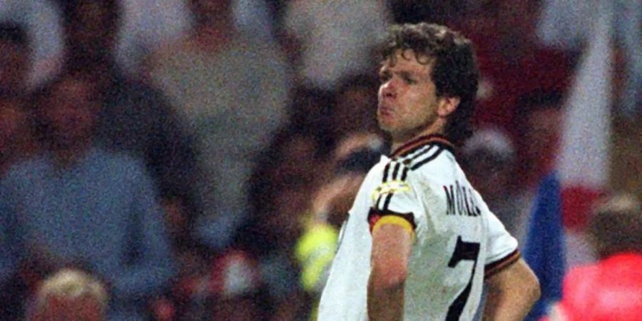 Bezwang 1996 mit dem DFB-Team England nach Elfmeterschiessen in Wembley: Andreas Möller. Foto: Oliver Multhaup/dpa