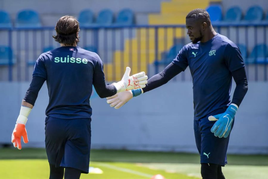 Die Goalies Yann Sommer (l.) und Yvon Mvogo (r.) beim Abschlusstraining in Baku.