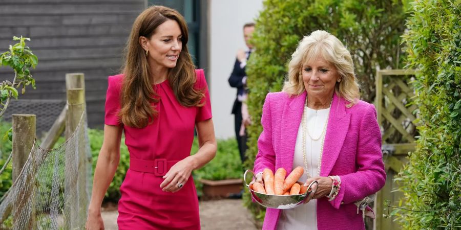 : Prinzessin Kate (l), Herzogin von Cambridge, und First Lady Jill Biden, sprechen miteinander und bringen Möhren für das Schulhäschen Storm bei einem Besuch der Connor Downs Academy im Rahmen des G7-Gipfels.