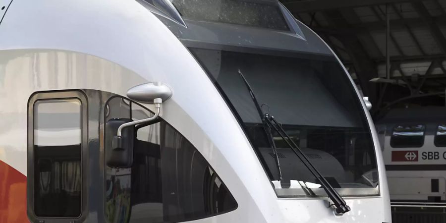 Die Schweizerische Südostbahn (SOB) und die SBB kooperieren im Fernverkehr auf zwei Strecken. Ab Dezember 2020 fährt die SOB stündlich alternierend ab Basel bzw. Zürich über die Gotthard-Bergstrecke nach Locarno und ab Dezember 2021 stündlich von Bern über Zürich nach Chur. (Archiv)