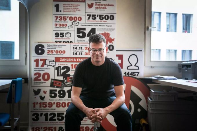 Netzaktivist Daniel Graf setzt sich ebenfalls für eine Elternzeit ein und plant eine Volksinitiative. Vaterschaftsurlaub