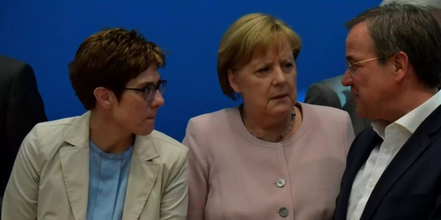 Kramp-Karrenbauer, Merkel und Laschet (von links)