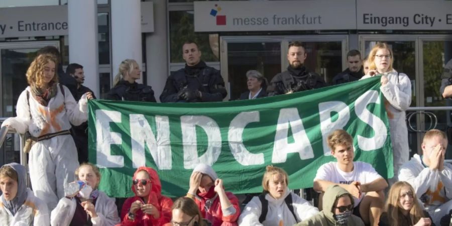 Blockade am Haupteingang der IAA