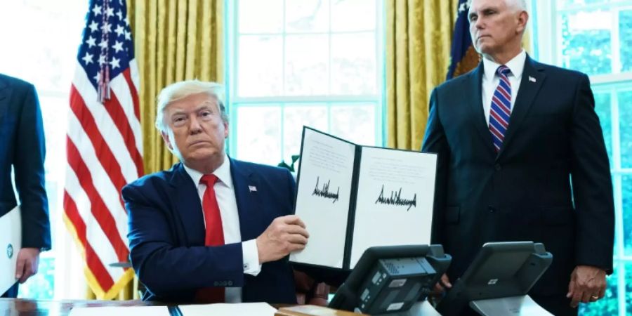 Trump mit der Anordnung im Oval Office