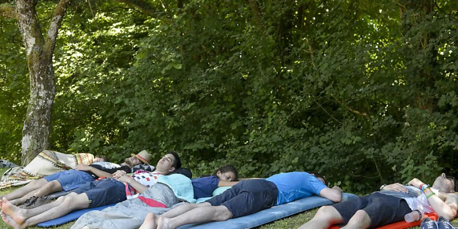 Schattenplätze werden in dieser Woche begehrt sein: Schon heute Dienstag werden Temperaturen von 32 bis 36 Grad erwartet. Und bis Donnerstag soll es noch heisser werden. (Archivbild)