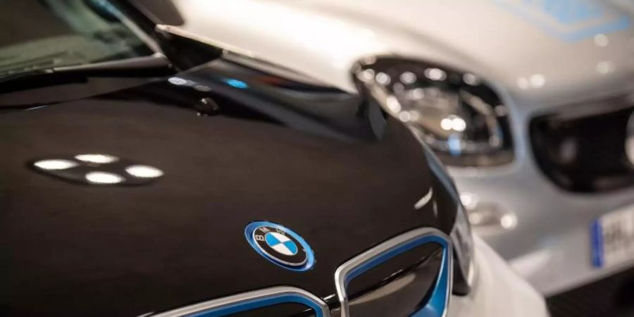 Ein BMW i3 von DriveNow (l) und ein Smart Fortwo von Car2Go stehen in einer aktuellen Ausstellung im Mercedes-Benz-Museum. CDie deutschen Autofahrer schätzten das eigene Auto aber nach wie vor, vor allem wegen der ständigen Verfügbarkeit. Foto: Fabian Sommer