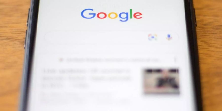 Google-Logo auf einem Smartphone