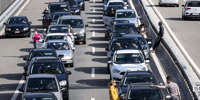 Vor dem Gotthardtunnel stauen sich die Autos. Gotthardtunnel