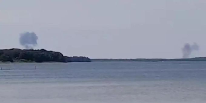 Rauchwolken steigen hinter dem nördlichen Fleesensee auf. Zwei «Eurofighter Typhoon» sind in Mecklenburg-Vorpommern (D) abgestürzt. Foto: Ostseewelle Hitradio Eurofighter Typhoon