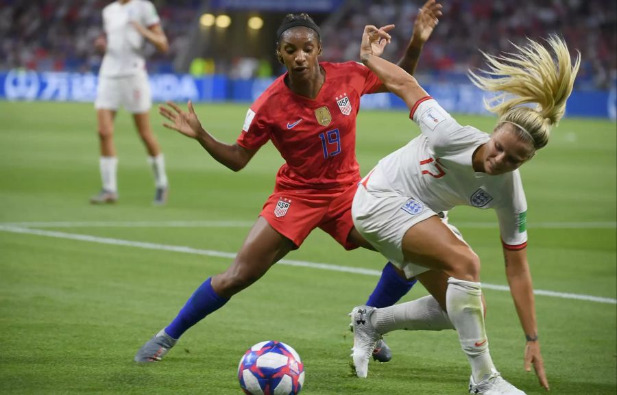Crystal Dunn aus den USA im Zweikampf mit Englands Rachel Daly.