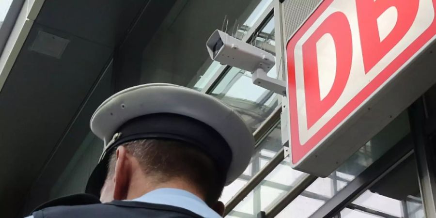 Bundespolizist in einem Bahnhof