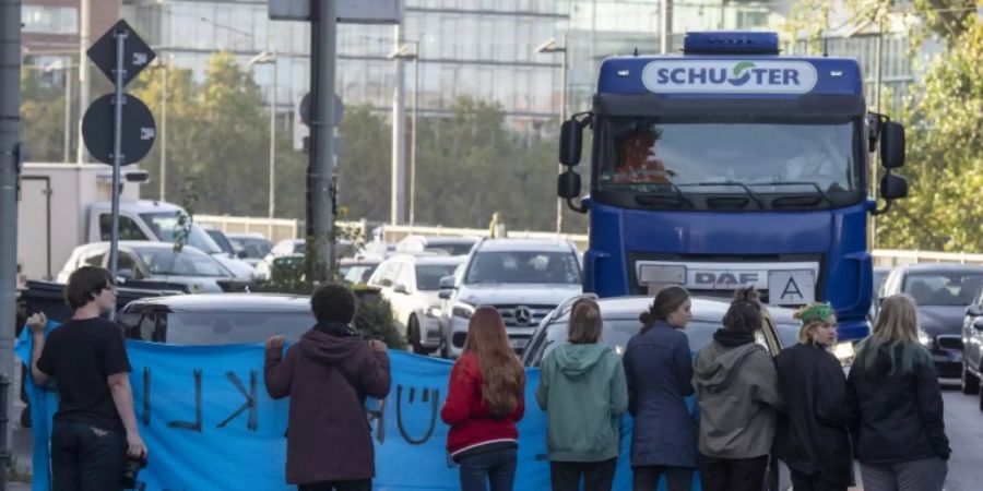 Demonstranten blockieren eine Strasse in Frankfurt