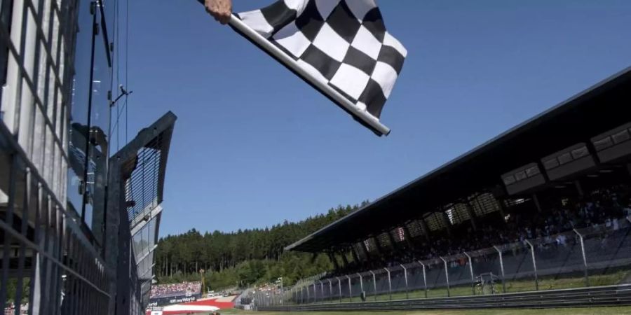 In Spielberg ist kein Silberpfeil vorn: Max Verstappen vom Team Red Bull Racing überquert die Ziellinie als Erster. Foto: Christian Bruna/POOL EPA/AP