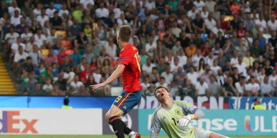 Weil Towart Alexander Nübel (r) den Ball nicht festhält kann der Spanier Dani Olmo das Tor zum 2:0 gegen Deutschland erzielen. Foto: Jonathan Moscrop/CSM via ZUMA Wire