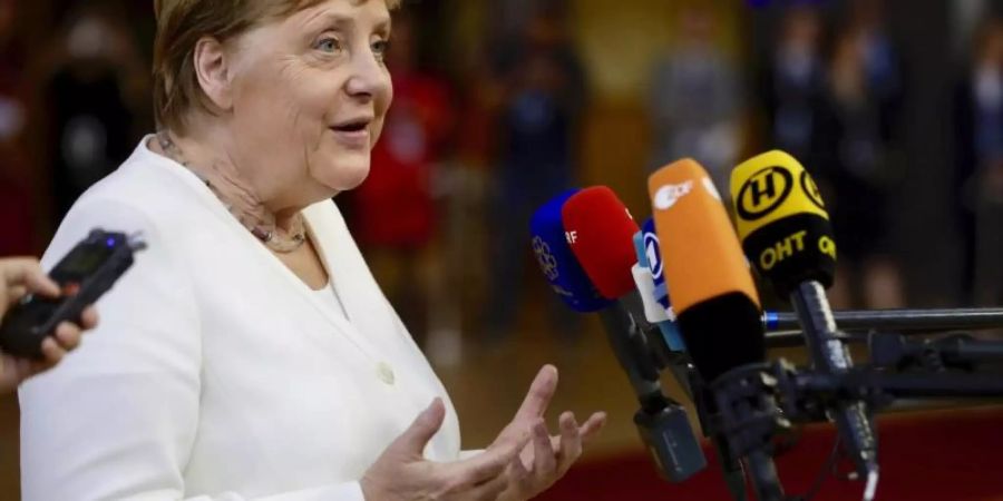 Noch kein Ergebnis: Bundeskanzlerin Angela Merkel spricht beim EU-Gipfel mit Journalisten. Foto: Olivier Matthys/AP