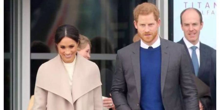 Ganz schön elegant ist Meghan bei ihrem Nordirland-Besuch mit Prinz Harry unterwegs: Sie trug einen Wollmantel von Mackage Mai (900 Franken), Sweater von Victoria Beckham (1030 Franken).