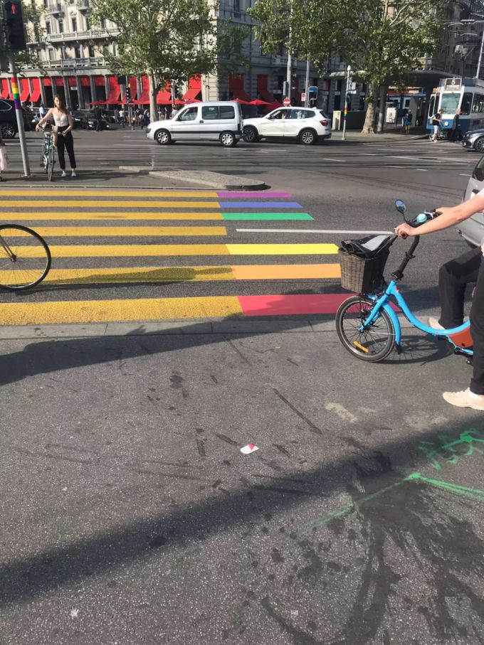 Einer der Regenbogen-Zebrastreifen nahe der Quaibrücke, sorry, Gaybrücke. quaibrücke