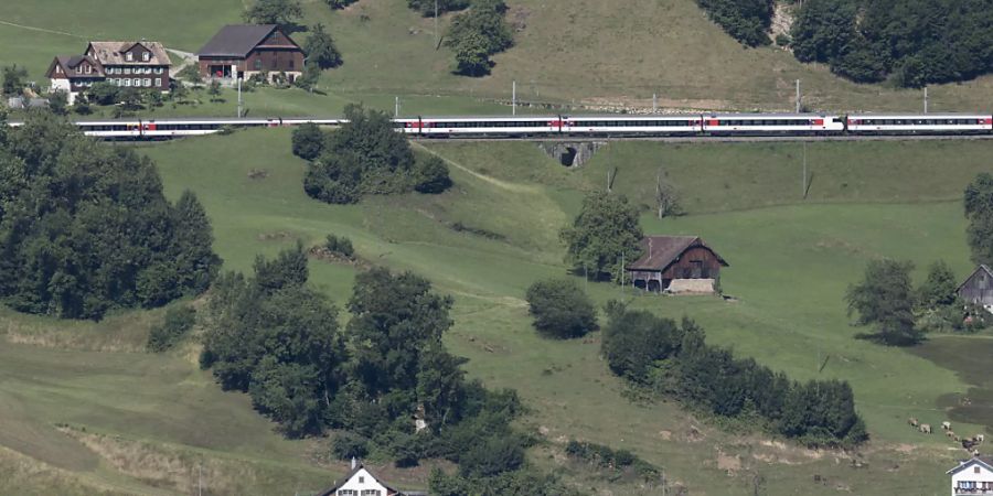 Ein Gotthardzug am östlichen Zugerseeufer. Die 15 Kilometer lange Strecke zwischen Zug und Arth-Goldau ist ab Sonntag bis Dezember 2020 wegen Ausbau- und Sanierungsarbeiten gesperrt. (Archivaufnahme)