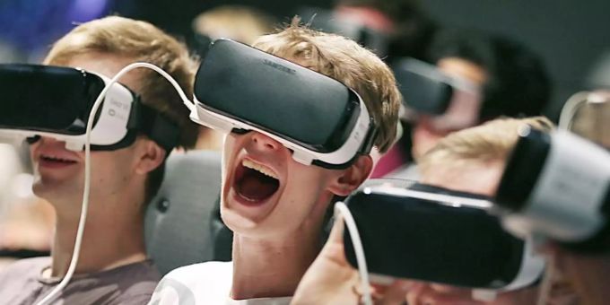 Besucher der Gamescom tauchen mittels VR-Brillen in ein Computerspiel ein. VR-Brille