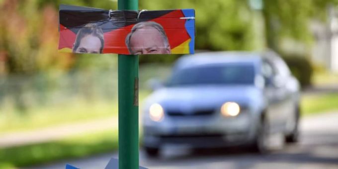 Ein zerstörtes Wahlplakat der AfD. Foto: Patrick Pleul wahlplakat
