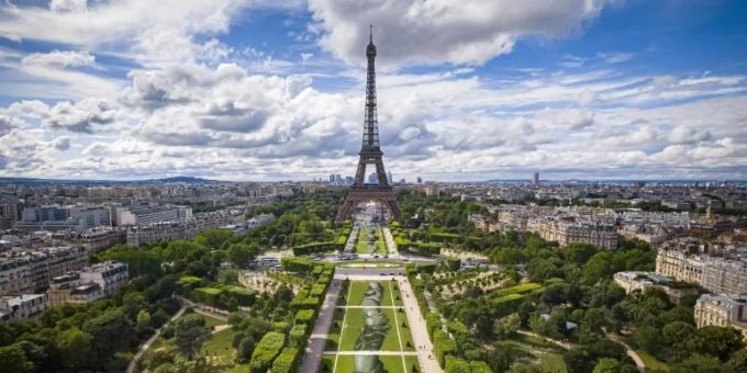 Paris - Grosse Graffiti-Kunst von Saype vor dem Eiffelturm