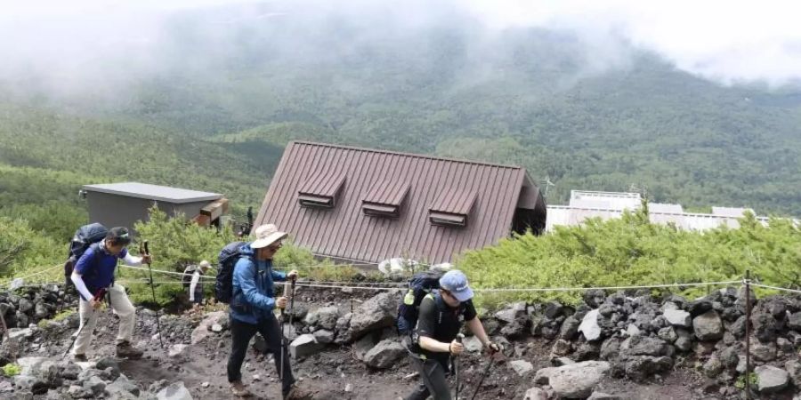 Inzwischen sind alle Routen auf dem Fuji geöffnet. Die Klettersaison endet bereits am 10. September wieder. Foto: kyodo