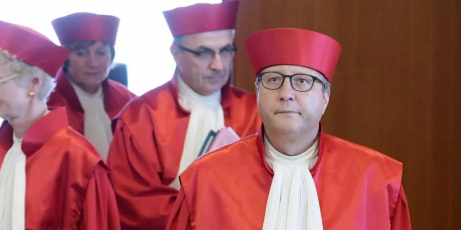 Der Präsident des Bundesverfassungsgerichts, Andreas Vosskuhle (r), sprach zum Auftakt der Verhandlung von nach wie vor grossen Bedenken gegen die milliardenschweren EZB-Anleihenkäufe. Foto: Uli Deck