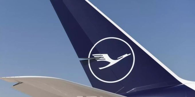 Weil sich mehrere Mitarbeiter der Catering-Tochter LSG Sky Chefs krank gemeldet haben, kann es auf Kurzstreckenflügen der Lufthansa zu Einschränkungen bei der Bordverpflegung kommen. Foto: Silas Stein Weil sich mehrere Mitarbeiter der Catering-Tochter LSG Sky Chefs krank gemeldet haben, kann es auf Kurzstreckenflügen der Lufthansa zu Einschränkungen bei der Bordverpflegung kommen. Foto: Silas Stein