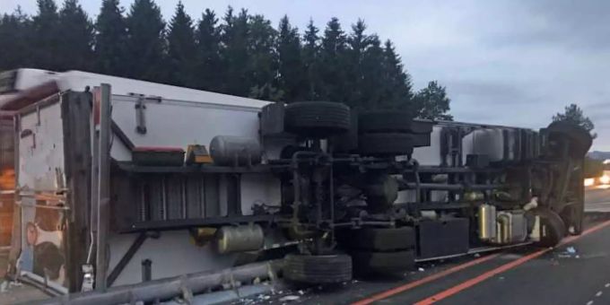 Der Lastwagen verunfallte bei einer Baustelle. Autobahn 2